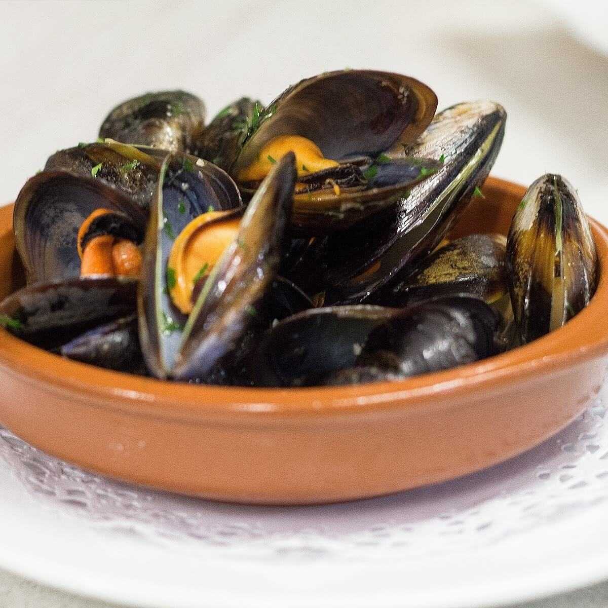 ATLANTIC MUSSELS STEAMED IN WHITE WINE, PARSLEY, GARLIC & CHILLI